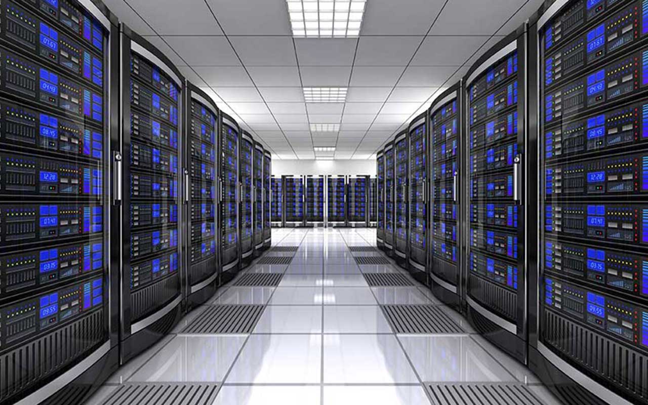 Raum mit Computern für Hosting (Hosting)