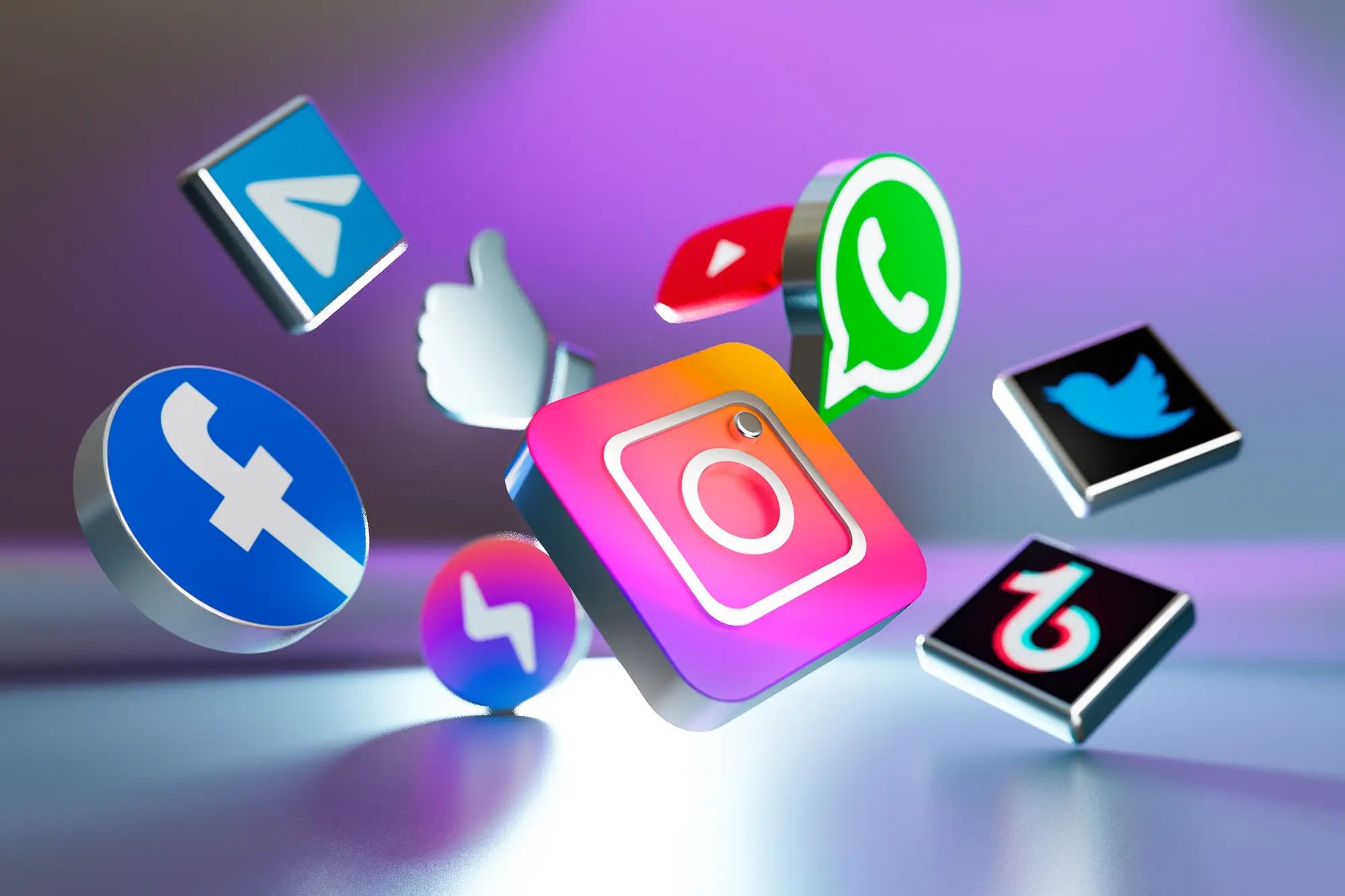 aaaaaAdobeStock_528246814_Editorial_Use_Only Ein Mann sitzt vor dem Computer und macht Grafikdesign.